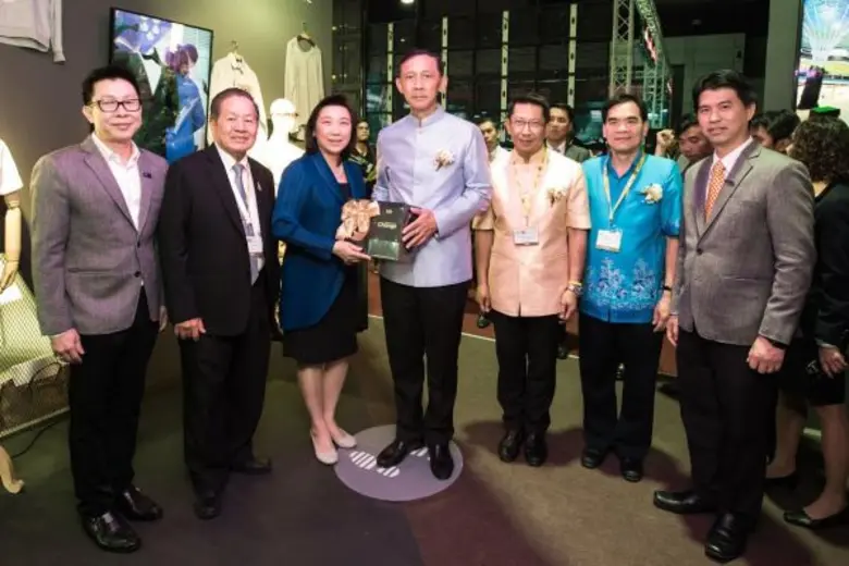 พลเอก อนันตพร กาญจนรัตน์ (กลาง) รัฐมนตรีว...