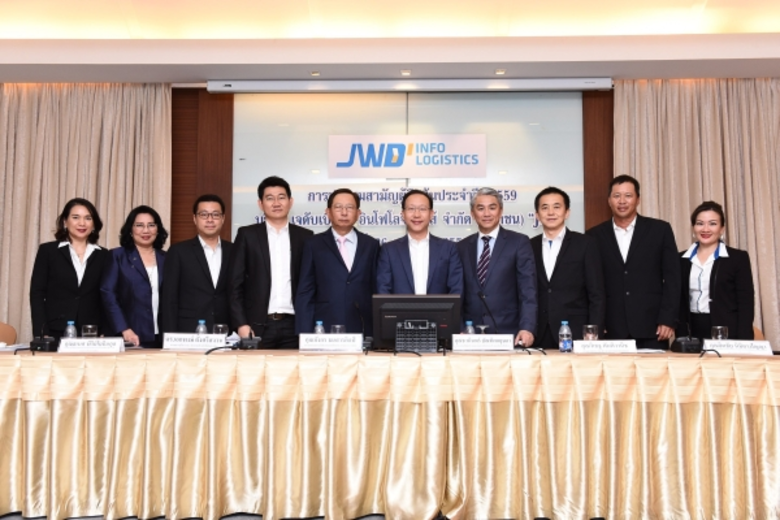 นายมังกร ธนสารศิลป์ (ที่ 5 จากซ้าย) ประธา...