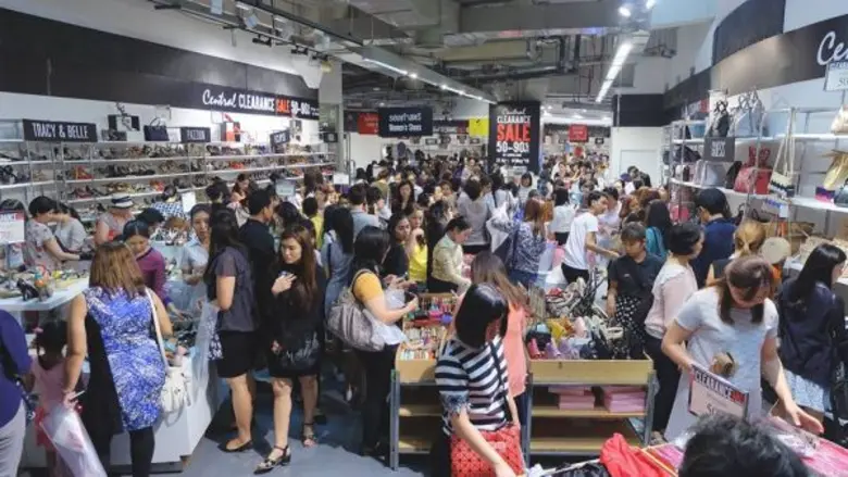 ห้างเซ็นทรัลชิดลม จัดงานเคลียร์แลนซ์เซล  ลดราคาสินค้า 50 – 90%