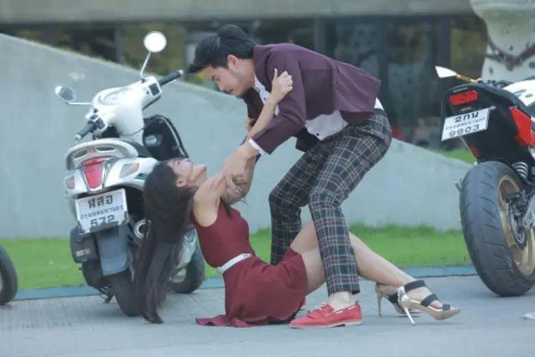 'อ๋อง’ ขาโหด!! กดหน้า 'สายป่าน’ นาบท่อไอเสียรถ