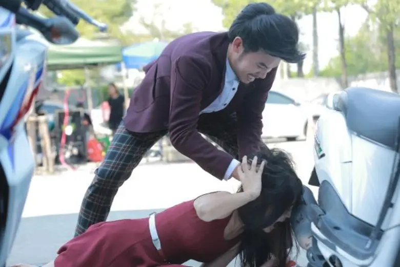 'อ๋อง’ ขาโหด!! กดหน้า 'สายป่าน’ นาบท่อไอเสียรถ