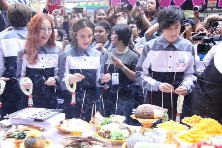 “จีเอ็มเอ็ม ทีวี” เปิดตัวอภิมหาโปรเจค “U-Prince Series” สุดอลัง!!! “พุฒ, ฮั่น, โฟกัส, มายด์ ฯลฯ” นำทีมบวงสรวงและแถลงข่าว แฟนคลับแห่ให้กำลังใจล้นตึกแกรมมี่