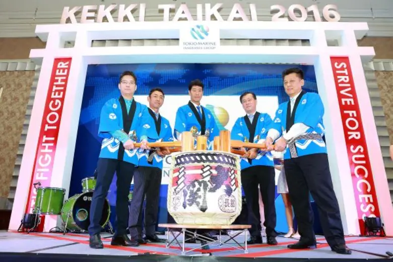 นายชินคิจิ มิกิ (กลาง) ประธานเจ้าหน้าที่บ...