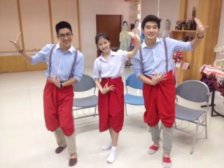 "รถโรงเรียน High School Reunion" อาทิตย์น...