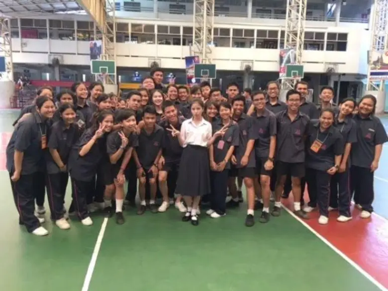 ทีวีไกด์: รายการ “รถโรงเรียน High School Reunion” “ฝน ศนันธฉัตร” สุดเขิน!!! “รถโรงเรียน High School Reunion” ต่อสายคุยสดรุ่นพี่ที่กรี๊ด