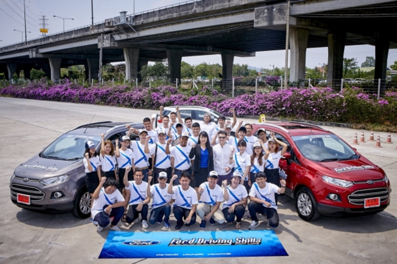 ฟอร์ดมอบรางวัลทุนการศึกษา Go Further Innovator 2015 พร้อมจัดโครงการฝึกอบรม “ฉลาดขับ ประหยัด ปลอดภัย” เสริมสร้างพฤติกรรมการขับขี่อย่างปลอดภัยให้แก่นักศึกษา