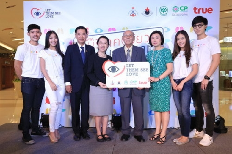 อภัยชนม์ วัชรสินธุ์ (ที่ 3 จากซ้าย) รองกร...