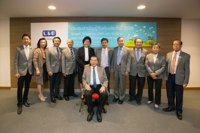 คุณยงค์ ทรัพย์ทวยชน (นั่ง) ประธานกรรมการ ...