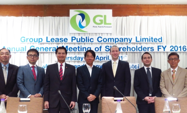 นายมิทซึจิ โคโนชิตะ (กลาง) ประธานกรรมการแ...