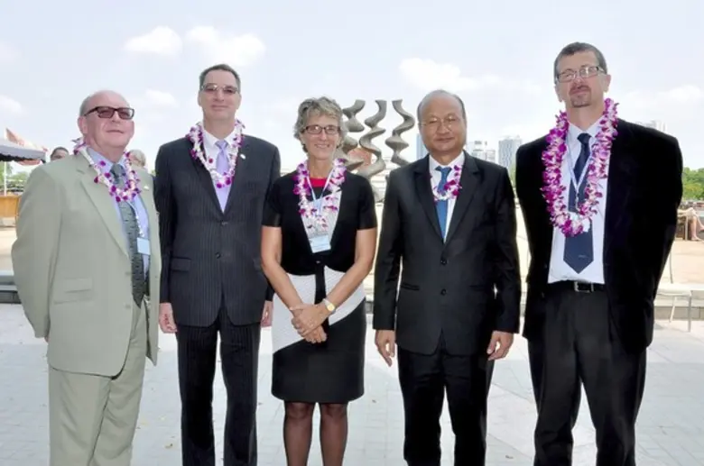 ธีระพงษ์ รอดประเสริฐ (ที่ 2 จากขวา) ผู้ช่...