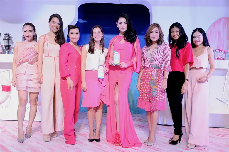 คอร์รี่ มัลเลอร์ (ตำแหน่งที่ 4 จากซ้ายมือ...