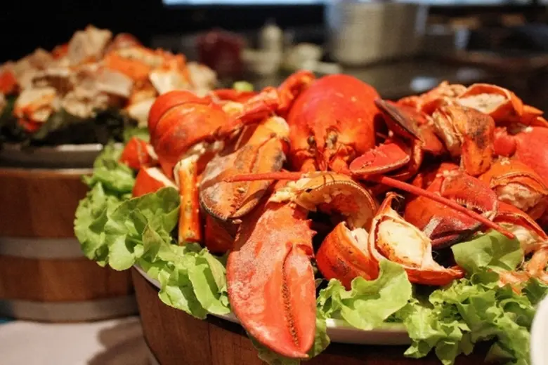 อร่อยรับลมร้อน ที่ห้องอาหารเดอะสแควร์ โรง...