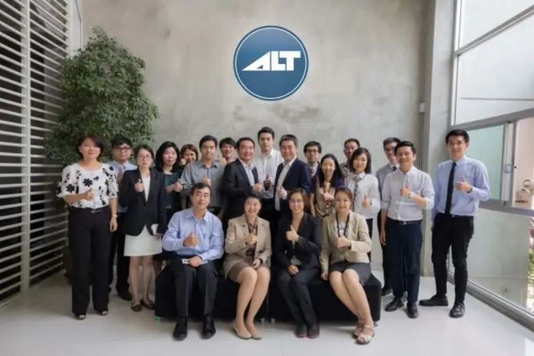 คุณปรีญาภรณ์ ตั้งเผ่าศักดิ์ (แถวหน้าที่ 2...