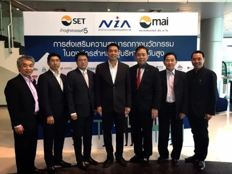 คุณประพันธ์ เจริญประวัติ (กลาง)ผู้จัดการต...