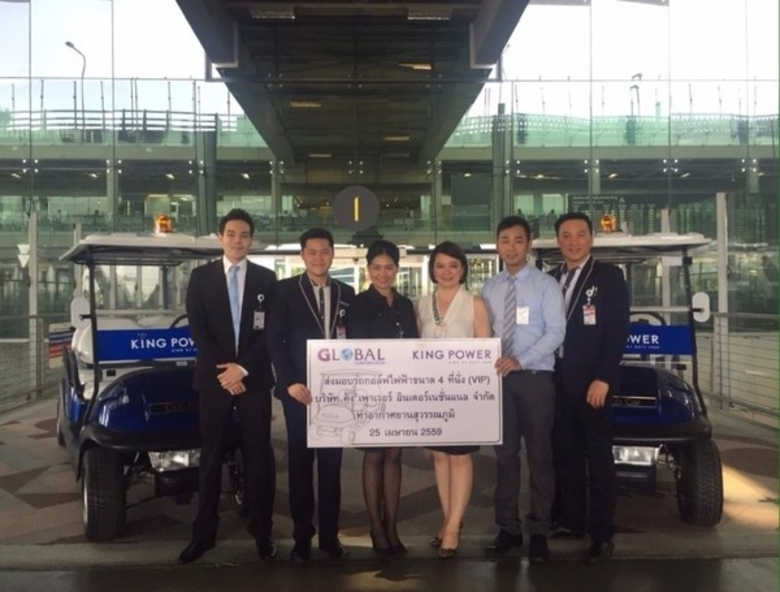 สุเนตร คุณานันทกุล (คนที่ 3 จากขวา) รองกร...