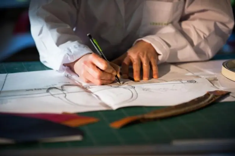 “ลองฌอมป์” ดีไซน์กระเป๋าหนังแบบพิเศษ...ใบเดียวในโลก มอบเป็นของขวัญให้ “ประเทศไทย”