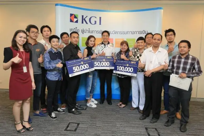 คุณเจนวิทย์ ชินกุลกิจนิวัฒน์ (กลาง) กรรมก...