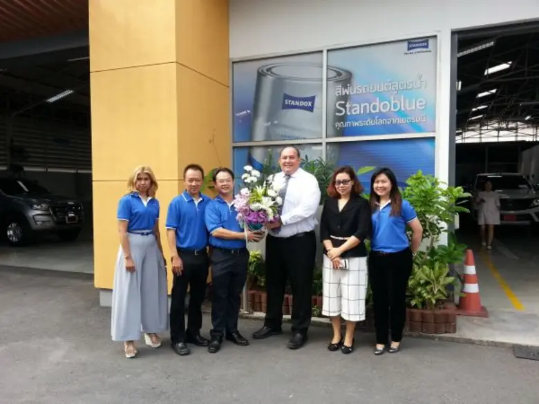 มนตรี ค้ำโพธิ์ (ที่สามจากซ้าย) ผู้จัดการฝ...