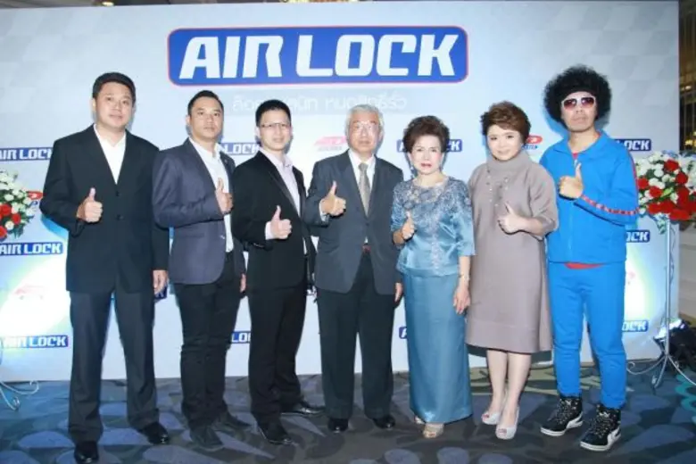 คุณชัยสิทธิ์ สัมฤทธิวณิชชา (ที่ 3 จากซ้าย...