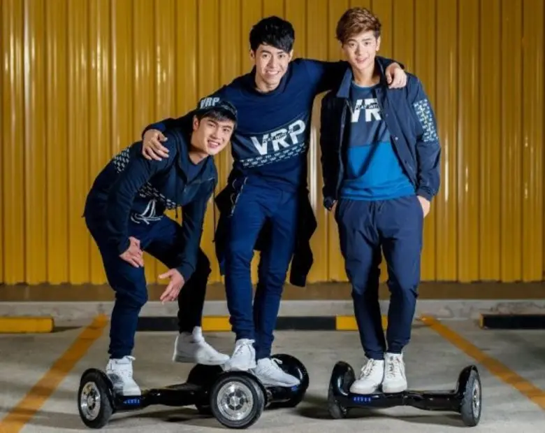 หลังจากที่ซิงเกิ้ลแรกหนุ่มๆต้องมารับบทปลอ...