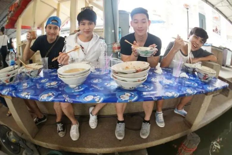 ทีวีไกด์: รายการ “โตแล้ว” ทอย เฟย นนทร์ ปลาย ชวนเที่ยวตลาดน้ำ ใน โตแล้ว… เดินสะดวก ที่ ดำเนินสะดวก