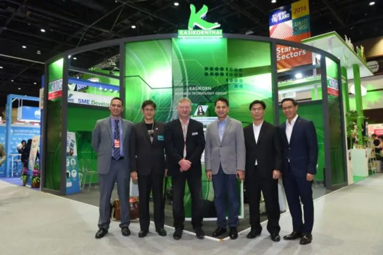 นายธีรนันท์ ศรีหงส์ (ที่ 3 จากขวา) กรรมกา...