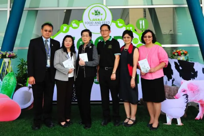 ดร.เจนกฤษณ์ คณาธารณา (ซ้ายสุด) ผู้อำนวยกา...