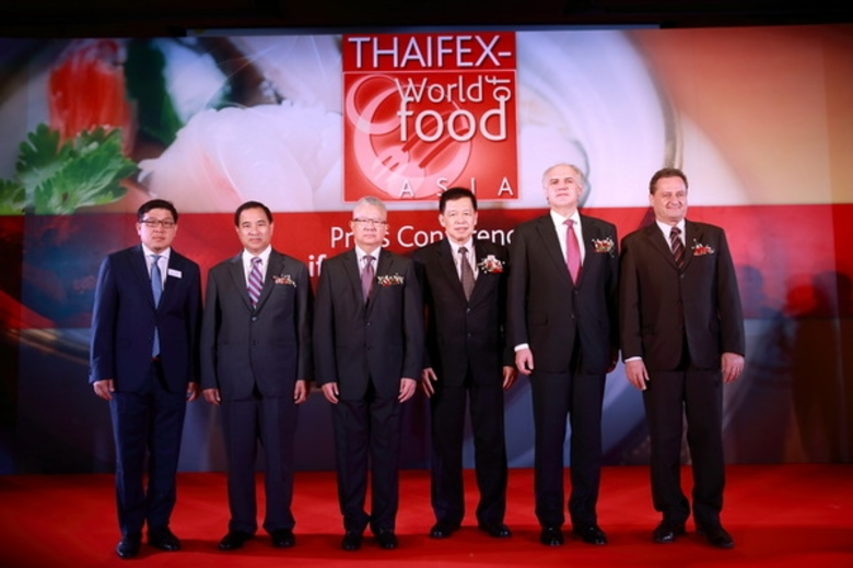 นายวินิจฉัย แจ่มแจ้ง (ที่ 3 จากขวา) ผู้ช่วยรัฐมนตรี...