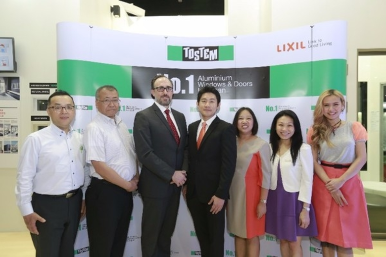 บรรยายภาพ (จากซ้าย) ซาโทรู นากาซาโก ผู้จั...