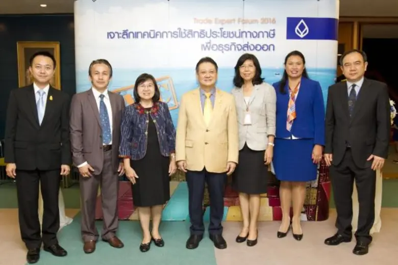 นางพรนิจ ตุลย์วัฒนจิต ผู้ช่วยผู้จัดการใหญ่ (ที่ 3 จ...