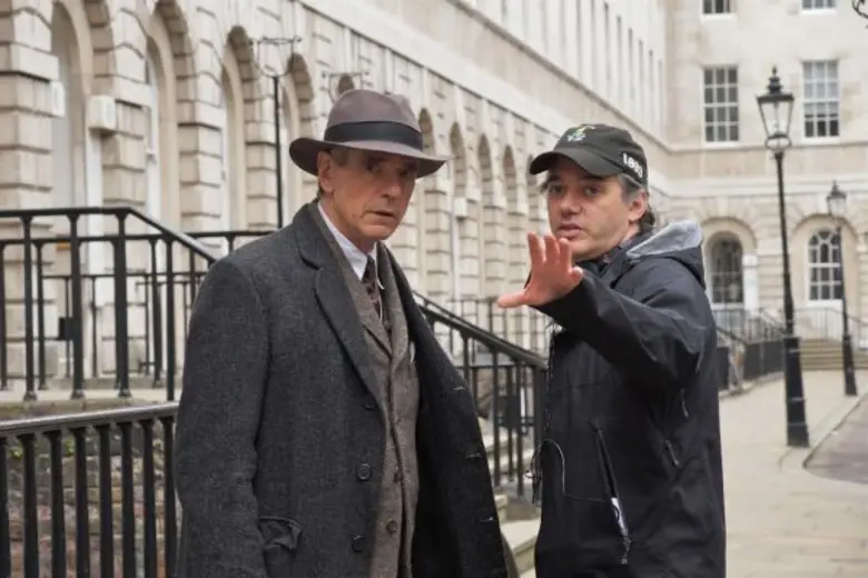 Movie Guide: นักแสดงเจ้าของรางวัลออสการ์ "เจเรมี่ ไอรอนส์" ปะทะฝีมือ "เดฟ พาเทล" ใน "The Man Who Knew Infinity อัจฉริยะโลกไม่รัก"