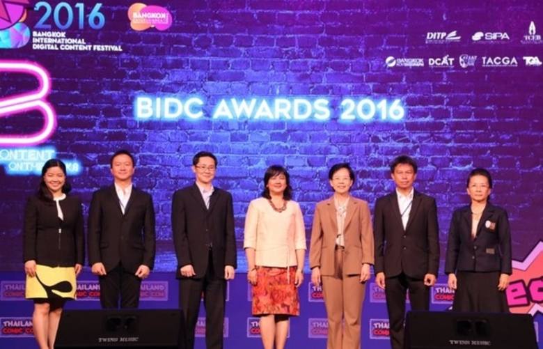 นางจันทิรา ยิมเรวัต วิวัฒน์รัตน์ (ที่ 4 จ...