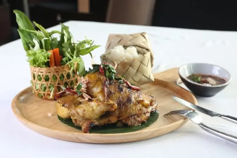 ห้องอาหารริเวอร์ไซด์ กริลล์ ณ โรงแรมรอยัล...