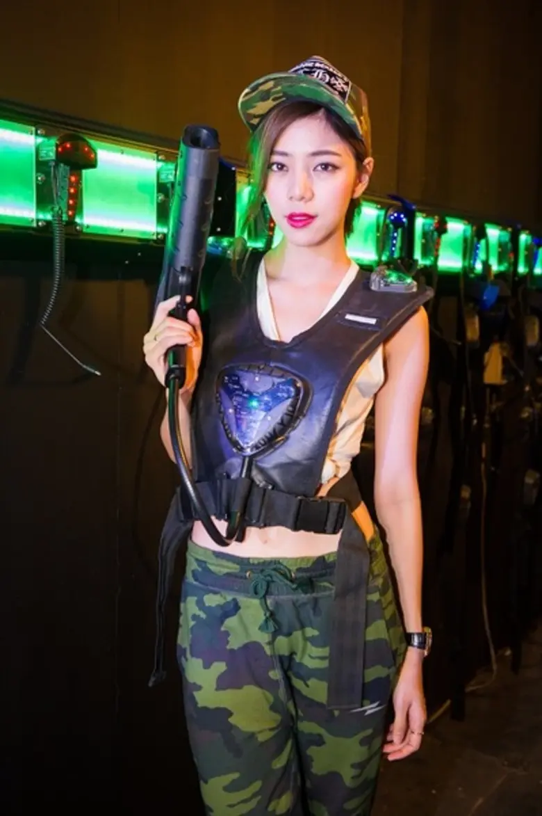 นิวเคลียร์ หรรษา สลัดความเศร้า คว้าปืนเลเซอร์ห้ำหั่นกันดุเดือนกับเพื่อนซี้เบเบ้ ธันย์ชนก ในงานช้างคาร์นิวัล นีออนเดอะไนท์ ที่ ShowDC OASIS arena พระราม 9 13-14 พฤษภาคม 2559 นี้