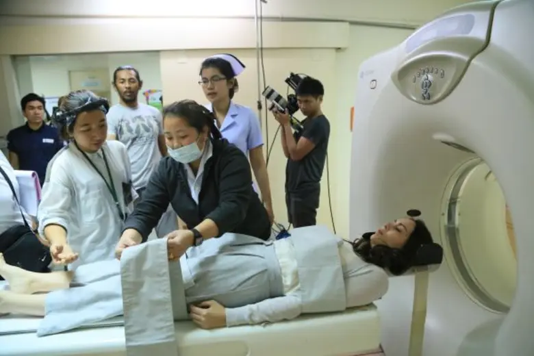 'นัท’ กลัวปล่อยโฮ!! ถูกหมอจับสแกนสมอง 'ปีเตอร์’ โผกอด ให้กำลังใจ