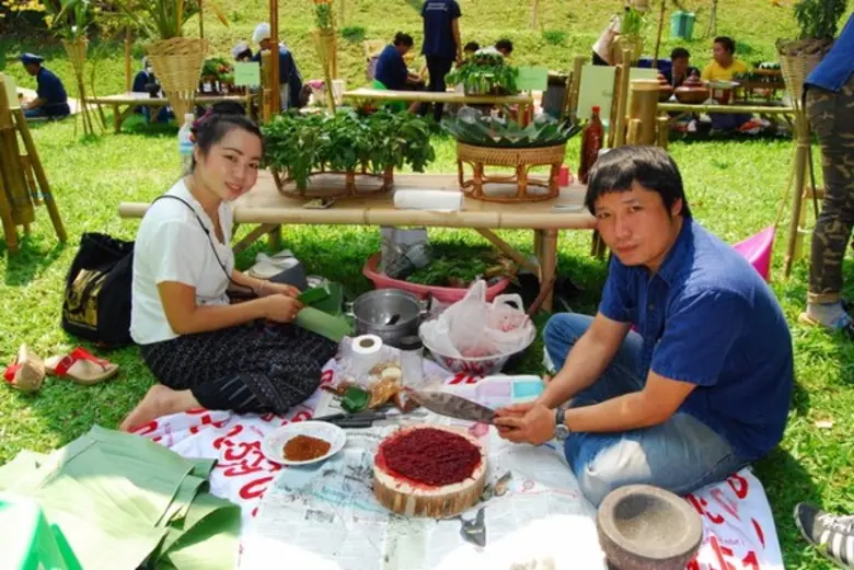 การแข่งขันลาบเมืองและประกวดเจดีย์ทราย ในงาน ม่วนอกม่วนใจ๋ในสวนพฤกษศาสตร์ฯ