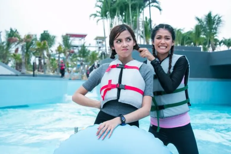 “แนท อนิพรณ์” ควงเพื่อนซี้แคทวอล์ค “จีน่า วิรายา” พักร้อน SANTORINI PARK 'STAY’ พัก เที่ยว เพลิน พีค ครบในที่เดียว!!!