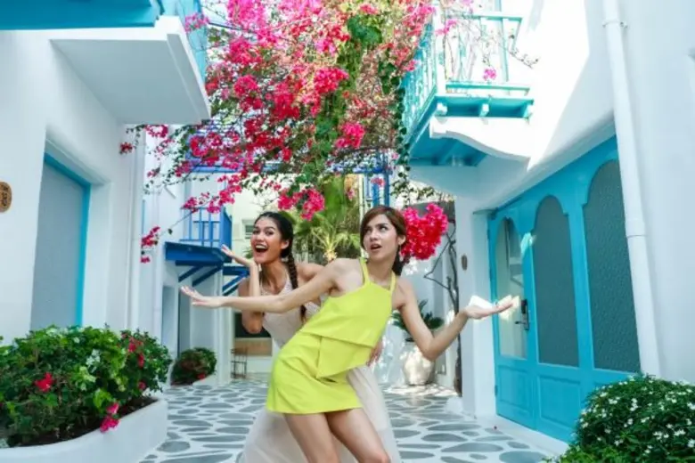 “แนท อนิพรณ์” ควงเพื่อนซี้แคทวอล์ค “จีน่า วิรายา” พักร้อน SANTORINI PARK 'STAY’ พัก เที่ยว เพลิน พีค ครบในที่เดียว!!!