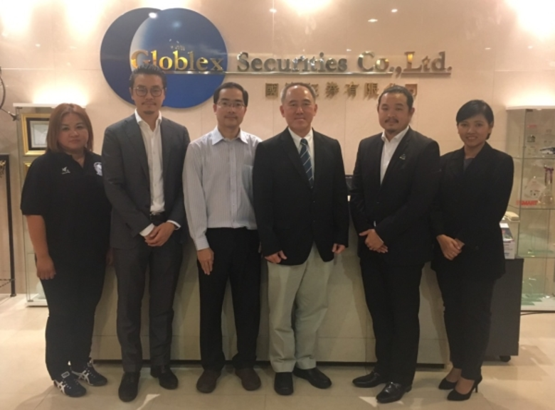 นายธีรวัต อมรธาตรี (คนที่ 3 จากขวา) กรรมก...