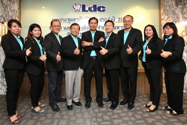 รศ.ทพ.ดร.ชัยวัฒน์ มณีนุษย์ฒ (กลาง) ประธาน...