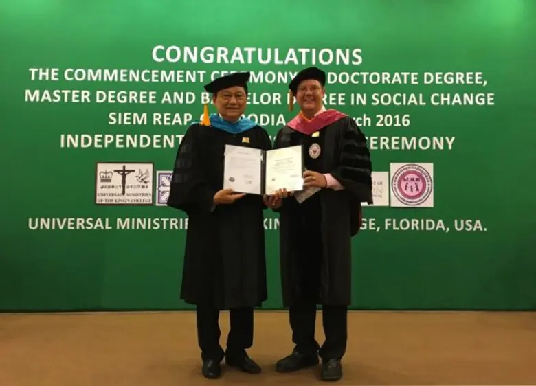 นายเจริญ รุจิราโสภณ (ซ้าย) กรรมการผู้จัดก...