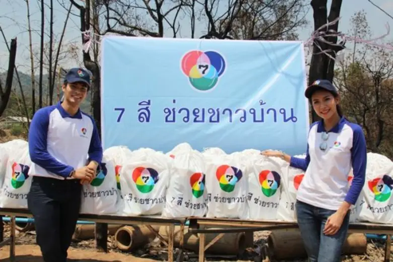 “นินิว-เติ้ล” ลงพื้นที่เร่งด่วน มอบถุงยังชีพให้ผู้ประสบภัยไฟไหม้ป่า อ.แม่อาย ในโครงการ “7สี ช่วยชาวบ้าน”