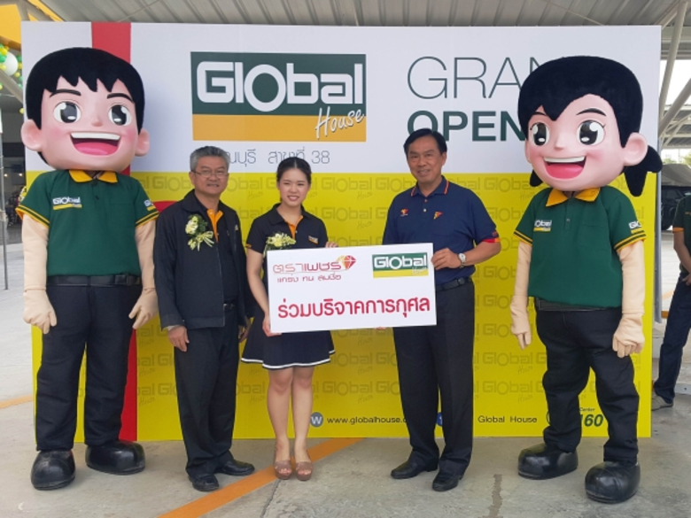 นายสาธิต สุดบรรทัด (ขวาสุด) กรรมการผู้จัด...