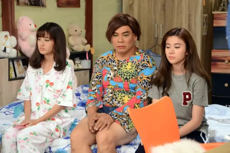 ทีวีไกด์: ซิทคอม "ระเบิดเถิดเทิงแดนเซอร์ทะลวงไส้" “โหน่ง ชะชะช่า” ชอบเสี้ยม!!  ทำสองพี่น้อง “เก้า” และ “พิม สุวภัทร” แตกแยก