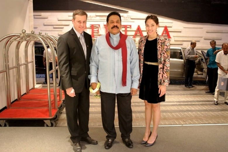 ฯพณฯ มหินดา ราชปักษา (กลาง) อดีตประธานาธิ...