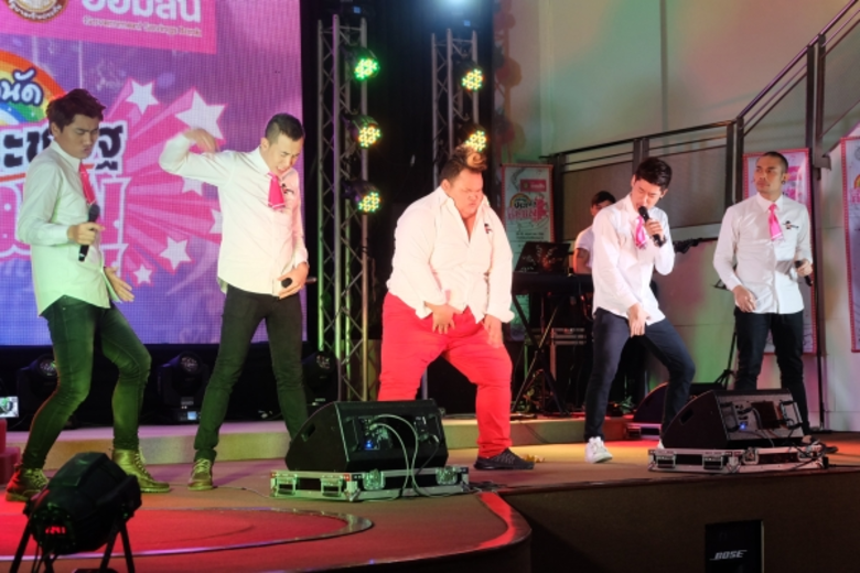 “ธนาคารออมสิน” ร่วมมือ “เป็ด เชิญยิ้ม” จัด “โครงการตลาดนัดประชารัฐสีชมพู” ขนเหล่าศิลปิน ดาราดัง มอบความสุขคืนกำไร ตลอดปี 2559