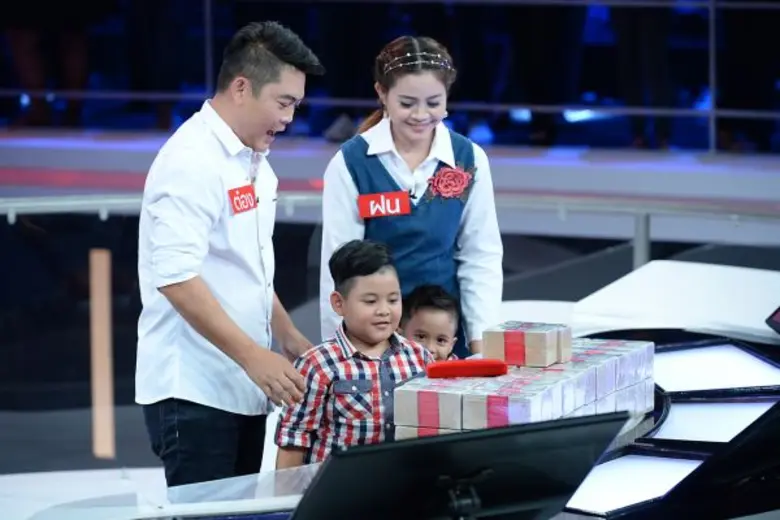 ทีวีไกด์: รายการ “The Money Drop ไทยแลนด์” “ต๋อง ชวนชื่น” ยกครอบครัว พิชิต 7 คำถาม “เดอะมันนี่ดร็อปฯ”  เตรียมกวาดรางวัลเพื่อทุนการศึกษาลูกชาย!!!