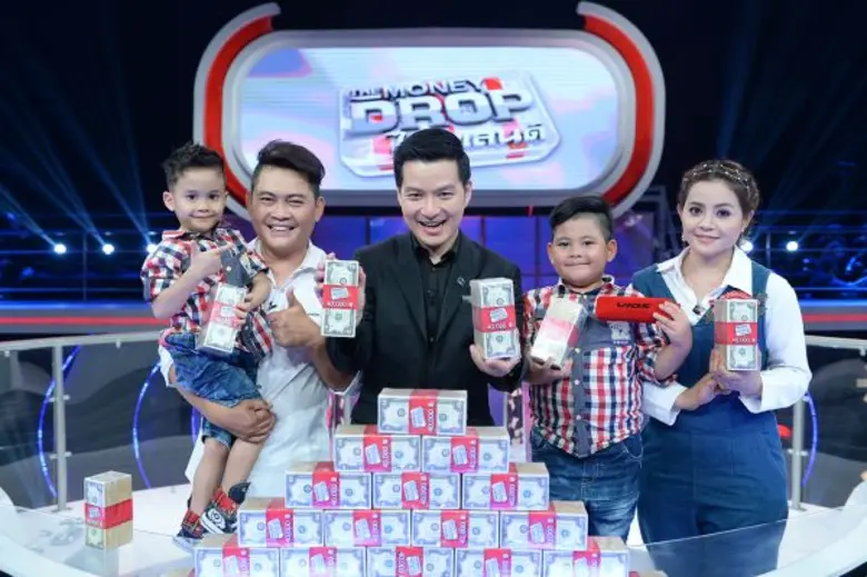 ทีวีไกด์: รายการ “The Money Drop ไทยแลนด์” “ต๋อง ชวนชื่น” ยกครอบครัว พิชิต 7 คำถาม “เดอะมันนี่ดร็อปฯ”  เตรียมกวาดรางวัลเพื่อทุนการศึกษาลูกชาย!!!