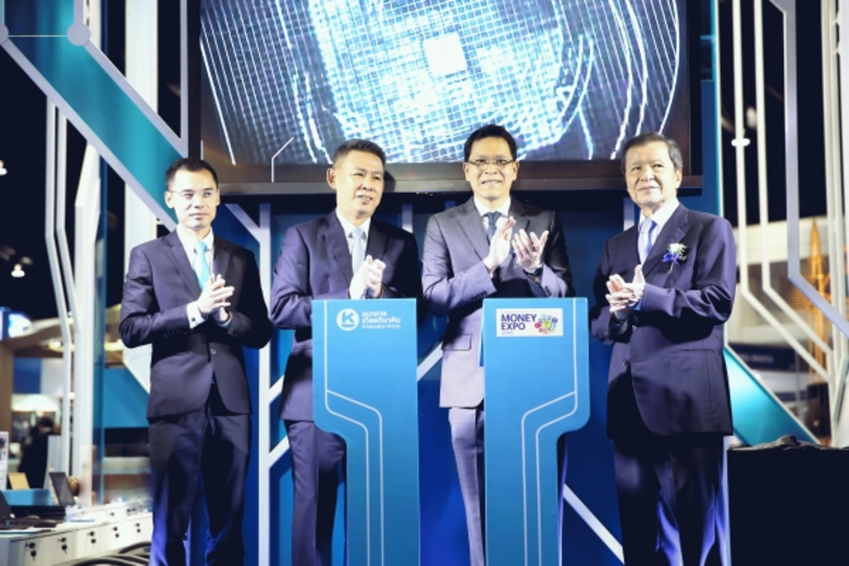 นายมานิตย์ วรรณวานิช (ที่สองจากซ้าย) ประธ...