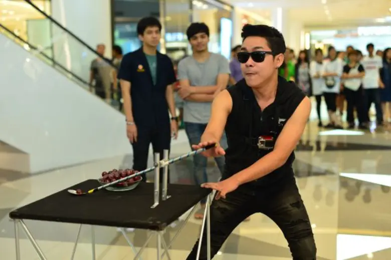 "ช่วยฉันที Do me a favor" (ดูมีอะเฟเวอร์)...